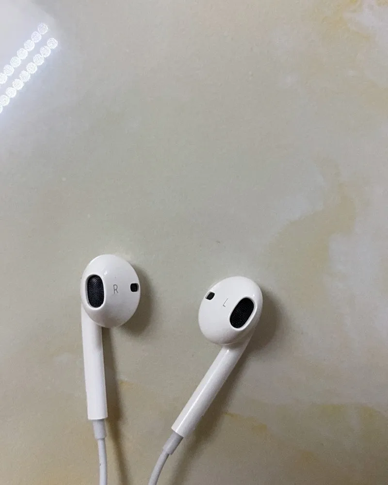 Usmile headset, lightning connector earplugs/earphone wired headset, with built-in microphone and volume control, compatible with Apple iPhone 12/11/11 Pro/X/7/7 8 Plus [Apple MFi certified] plug and play