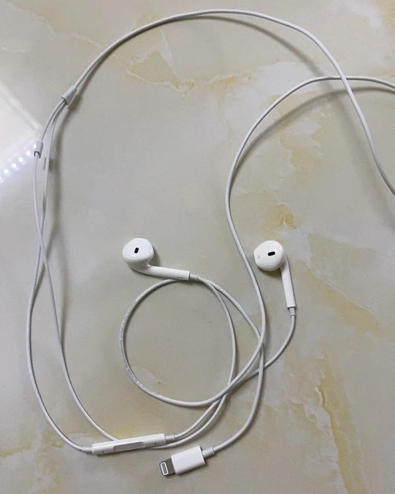Usmile headset, lightning connector earplugs/earphone wired headset, with built-in microphone and volume control, compatible with Apple iPhone 12/11/11 Pro/X/7/7 8 Plus [Apple MFi certified] plug and play
